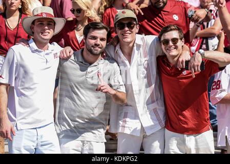 14 octobre 2017 : New York fans avant la rivière Rouge Showdown NCAA Football match entre l'Université de l'Oklahoma Sooners et l'Université de Texas longhorns au Cotton Bowl Stadium de Dallas, TX Michael Dorn/PGSC Banque D'Images