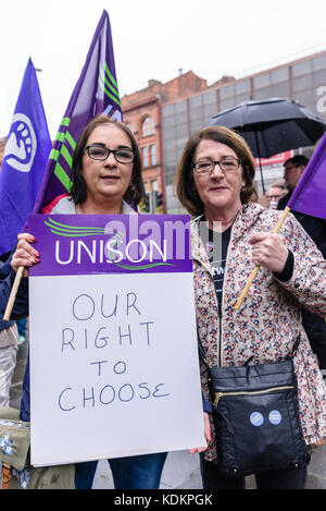 Belfast, Irlande du Nord. 14/10/2017 - Rallye pour organiser un défilé de choix à l'appui de pro-choix, les droits à l'avortement et les droits des femmes en la matière. Environ 1200 personnes ont assisté à l'événement. Banque D'Images