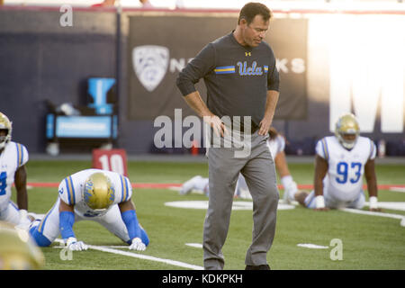 Tucson, Arizona, USA. 14Th Oct, 2017. L'entraîneur-chef de l'UCLA, JIM MORA se tient comme son équipe s'étend avant le match contre Arizona Samedi, Octobre 14, 2017, au stade de l'Arizona à Tucson, Arizona. Crédit : Jeff Brown/ZUMA/Alamy Fil Live News Banque D'Images