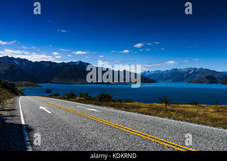 Le cou, • otago nouvelle-zélande road à Wanaka le long du lac hawea.  <br > <br > le lac Wanaka et son proche voisin, Banque D'Images