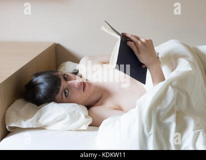 30 juin 2015 - grande fille student reading dans sa chambre Banque D'Images