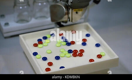 Dispositif pour trier des articles sur une production. Équipement technologique, équipement de haute technologie. . Équipement automatisé moderne. Moderne scientifique de haute technologie Banque D'Images