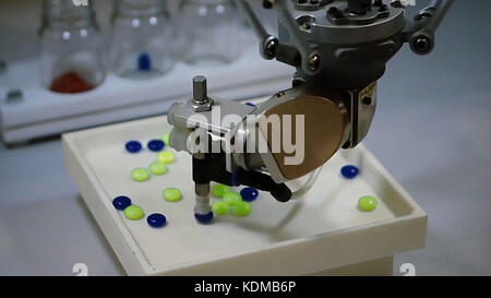 Dispositif pour trier des articles sur une production. Équipement technologique, équipement de haute technologie. . Équipement automatisé moderne. Moderne scientifique de haute technologie Banque D'Images