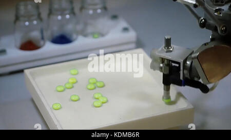 Dispositif pour trier des articles sur une production. Équipement technologique, équipement de haute technologie. . Équipement automatisé moderne. Moderne scientifique de haute technologie Banque D'Images