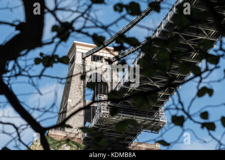 Pont suspendu de Clifton à Bristol vu de nouvelle perspective par le feuillage Banque D'Images