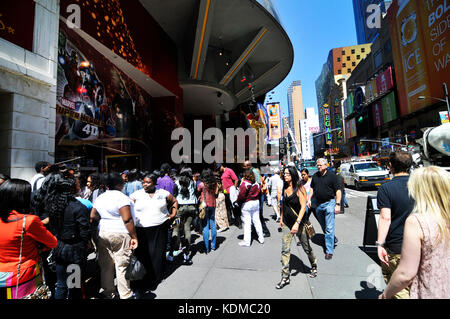 Les visiteurs attendent d'entrer dans le musée de cire Madame Tussauds à Times Square à Manhattan, New York. Banque D'Images