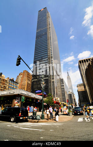 Huitième Avenue et West 33e rue à Manhattan, New York. Banque D'Images