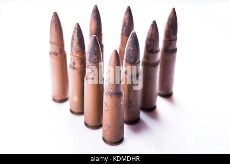 9mm bullet pour un fusil isolé sur fond blanc. Banque D'Images