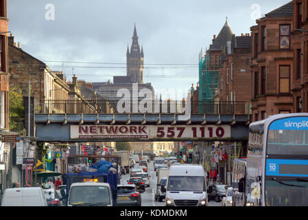 Le trafic important à partick gare pont sur Dumbarton Road, Glasgow, Royaume-Uni avec une rue de tènements voir l'université de Glasgow Banque D'Images