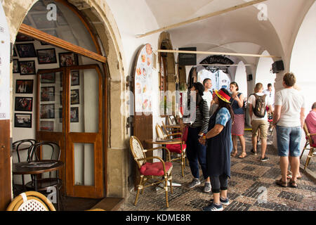 La Tchéquie et les voyageurs étrangers et à pied visiter select restaurant pour le déjeuner à vieille ville près de château de Prague le 31 août 2017 à Prague, czec Banque D'Images