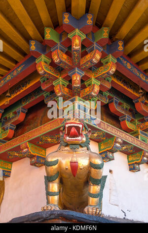 Ossature bois dragon pour toit de temple de Jokhang, Lhassa, Tibet, Chine Banque D'Images