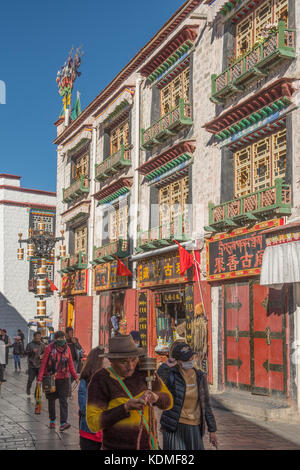 Les Tibétains locaux sur la rue barkhor, Lhassa, Tibet, Chine Banque D'Images