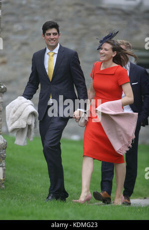 Le joueur de cricket anglais Alastair Cook avec sa femme Alice, arrive à St Mary the Virgin, East Brent, Somerset, pour le mariage de Ben Stokes et de sa fiancée Clare Ratcliffe. Banque D'Images