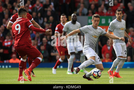 Ander Herrera de Manchester United et Roberto Firmino de Liverpool en action lors du match de la Premier League à Anfield, Liverpool. Banque D'Images