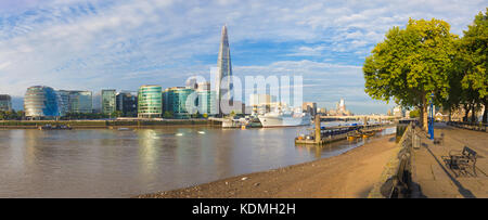 Londres - le panorama de thames Riverside et de l'écharde promenad dans la lumière du matin. Banque D'Images