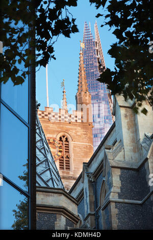 Londres - le haut de shard tower et la tour de la cathédrale de Southwark en lumière du soir. Banque D'Images