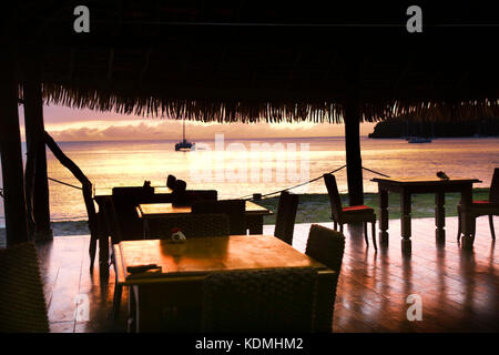 Coucher du soleil sur le restaurant dans un endroit tropical, Union Island, Chatham bay, Grenadines, Antilles Banque D'Images