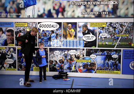 Les fans de Manchester City devant une bande dessinée ont inspiré des photos à l'intérieur du sol avant le match de la Premier League au Etihad Stadium, Manchester. Banque D'Images