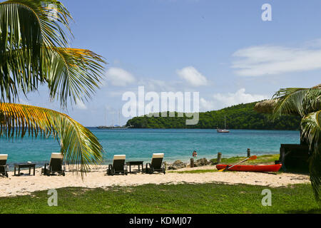 Chaise longue sur une plage sauvage tropical, Chatham Bay, Union Island, St Vincent & Grenadines, Caraïbes Banque D'Images