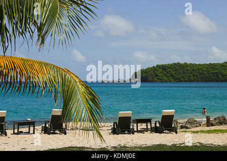 Chaise longue sur une plage sauvage tropical, Chatham Bay, Union Island, St Vincent & Grenadines, Caraïbes Banque D'Images