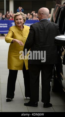 Hillary Clinton arrive à l'Université Swansea, où elle devrait recevoir un doctorat honorifique en reconnaissance de son engagement à promouvoir les droits des familles et des enfants dans le monde entier, un engagement partagé par l'Observatoire des droits de l'homme des enfants et des jeunes de l'Université Swansea. Banque D'Images