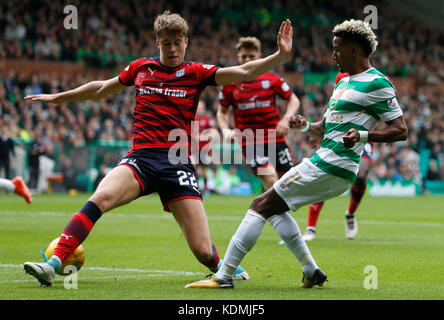 Scott Sinclair du Celtic et Jack Hendry de Dundee se battent pour le ballon lors du Ladbrokes Scottish Premiership match au Celtic Park, Glasgow. Banque D'Images