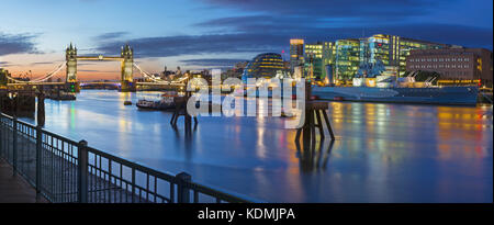 Londres - le panorama avec le Tower Bridge et de la rivière au crépuscule du matin. Banque D'Images