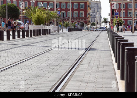 Nice, France - 02 septembre 2017 : rail de tramway contemporain sur la place Masséna - l'une des principales places de la ville Banque D'Images