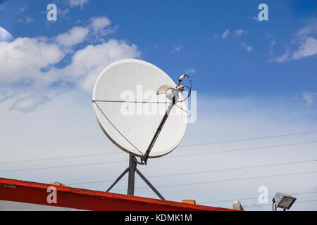 Photo de l'espace plat antenne satellite paraboliques récepteurs technologie Banque D'Images