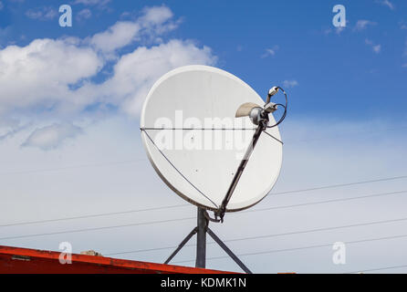 Photo de l'espace plat antenne satellite paraboliques récepteurs technologie Banque D'Images