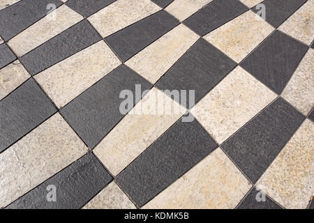 Rue de plein air les carreaux avec motif géométrique.la texture de tuile à carreaux de couleur vue dans la rue. Banque D'Images