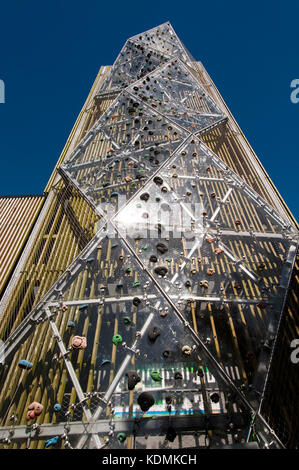 Mur d'escalade extérieur sur une tour Banque D'Images