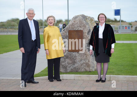 Hillary Clinton dévoile une plaque pour marquer le changement de nom du bâtiment de l'école de droit "Hillary Rodham Clinton School of Law", avec le vice-chancelier, le professeur Richard Davies et le professeur Elwen Evans, alors qu'elle reçoit un doctorat honorifique, à l'université de Swansea,En reconnaissance de son engagement à promouvoir les droits des familles et des enfants dans le monde entier, un engagement partagé par l'Observatoire des droits de l'enfant et des jeunes de l'Université Swansea. Banque D'Images