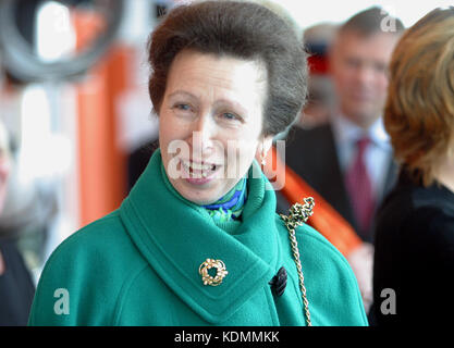 SAR la Princesse Anne paraissant heureuse et joyeuse lors d'une visite au NOUVEAU North East Worcestershire College, Redditch, 2004. Banque D'Images