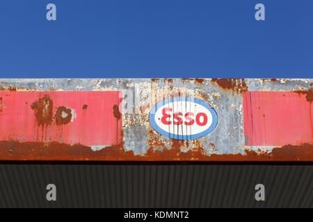 Aarhus, Danemark - 28 octobre 2015 : ancienne et vintage logo de esso sur une station d'essence abandonnés Banque D'Images