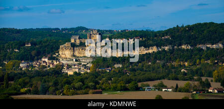 Vue sur le village de Beynac et chassenac en dordogne en france Banque D'Images