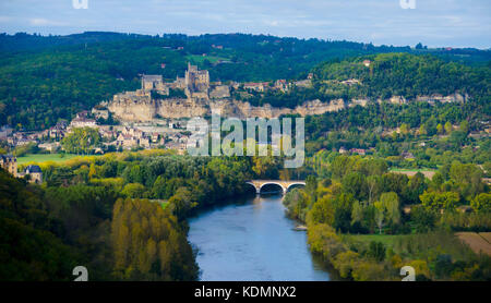 Vue sur le village de Beynac et chassenac en dordogne en france Banque D'Images