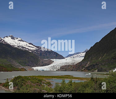 Le glacier de Mendenhall s'étend de 13,6 kilomètres de l'juneau icefield dans mendenhall valley et se termine dans un beau lac de montagne Banque D'Images