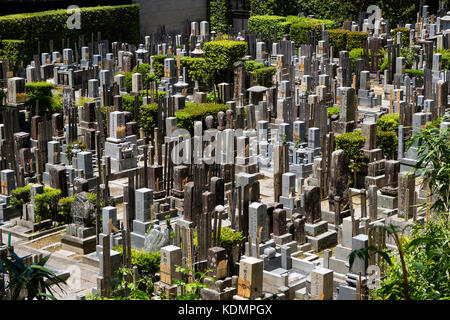 Kyoto, Japon - 19 mai 2017 : Ancienne tombes et pierres tombales du défunt à un cimetière bouddhiste derrière temple de Chion-in dans l'ancienne Kyoto, Japon Banque D'Images