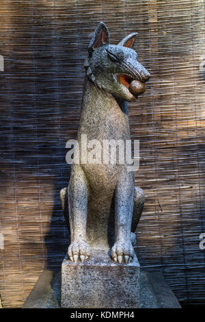 Kyoto, Japon - 19 mai 2017 : statue en pierre traditionnelle fox, kitsune, gardien des animaux en plus de l'inari à Kyoto Banque D'Images