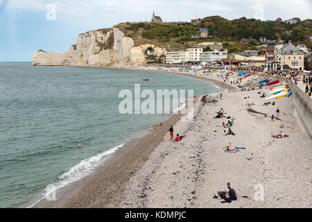 Visiteurs en bord de plage et des bateaux de pêche à Etretat, Normandie, France Banque D'Images