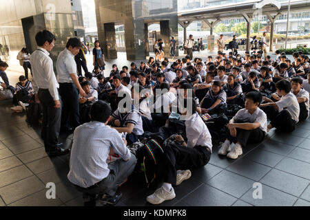 Kyoto, Japon - 21 mai 2017 : classe d'écoliers en uniforme en attente dans la gare de Kyoto Banque D'Images