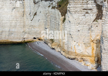 Falaises de calcaire coloré avec plage près d'Etretat en Normandie France Banque D'Images