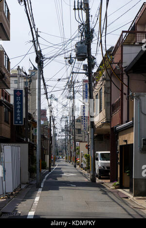 Kyoto, Japon - 21 mai 2017 : l'électricité pylône et câbles japonais hors-sol dans une ruelle à Kyoto Banque D'Images