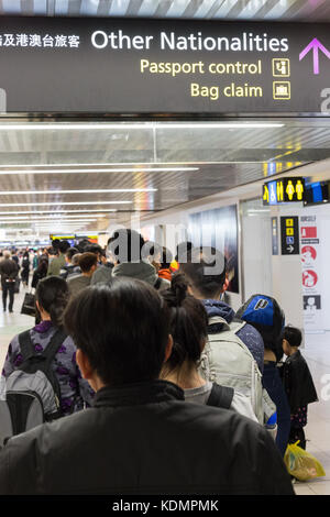 Les gens qui attendent de passer le contrôle des passeports à la frontière australienne dans l'aéroport de Melbourne Banque D'Images