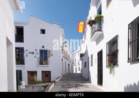 L'Espagnol drapeau à Frigiliana, une promenade journalière pour les visiteurs de la station balnéaire de la Costa del Sol dans le sud de l'Espagne. Banque D'Images