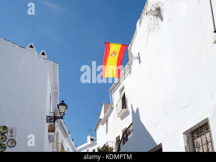 L'Espagnol drapeau à Frigiliana, une promenade journalière pour les visiteurs de la station balnéaire de la Costa del Sol dans le sud de l'Espagne. Banque D'Images