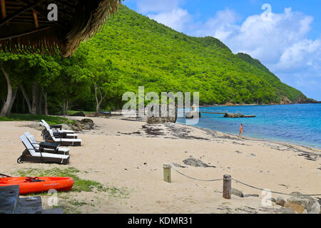 Chaise longue sur une plage sauvage tropical, Chatham Bay, Union Island, St Vincent & Grenadines, Caraïbes Banque D'Images