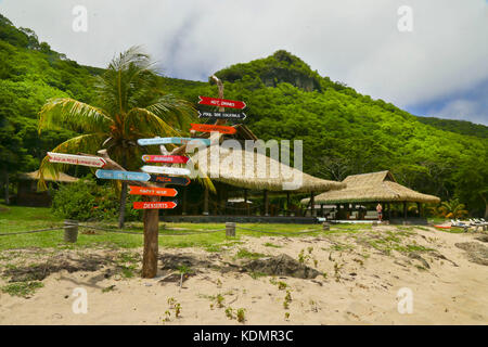 Signpost at tropical resort, Chatham Bay, Union Island, Grenadines, Caraïbes Banque D'Images