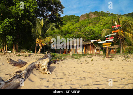 Signpost at tropical resort, Chatham Bay, Union Island, Grenadines, Caraïbes Banque D'Images